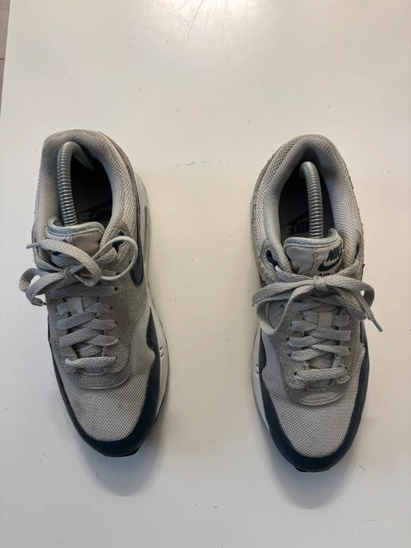 NIKE AIR MAX 1 ESSENTIAL "SUMMIT WHITE ARMORY" 39 EU