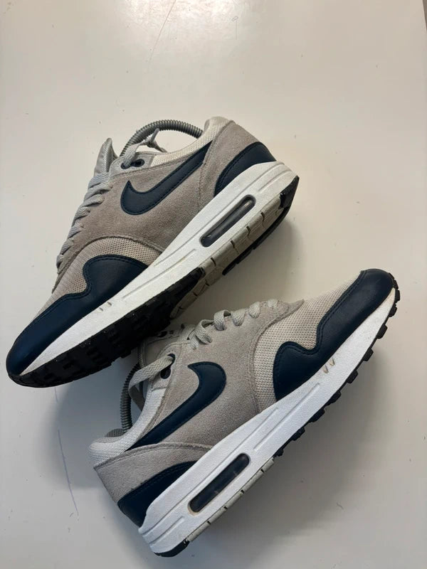 NIKE AIR MAX 1 ESSENTIAL "SUMMIT WHITE ARMORY" 41 EU