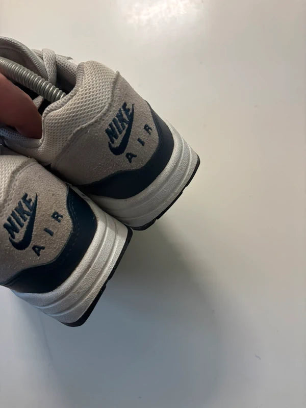 NIKE AIR MAX 1 ESSENTIAL "SUMMIT WHITE ARMORY" 41 EU