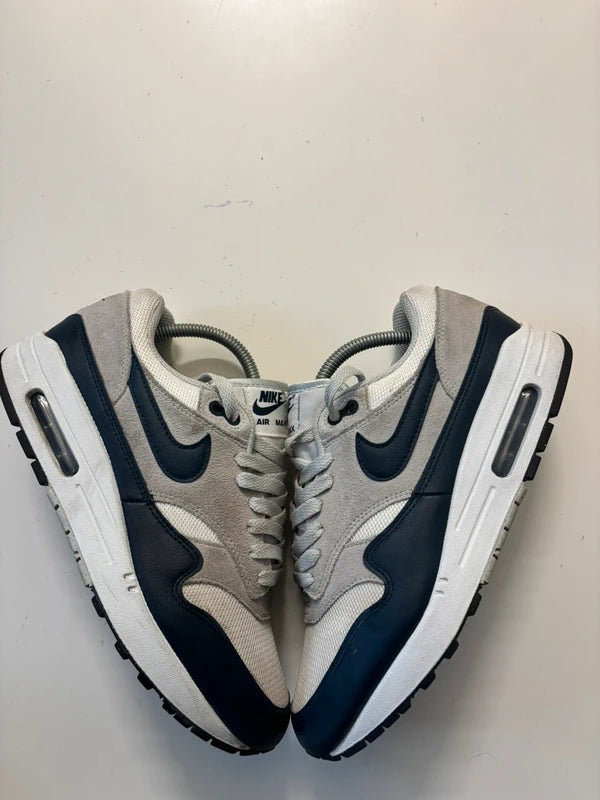 NIKE AIR MAX 1 ESSENTIAL "SUMMIT WHITE ARMORY" 41 EU